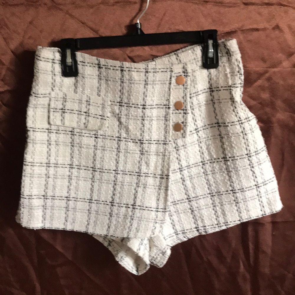 Cream and black with silver threads zip up dressy formal high rise shorts size M